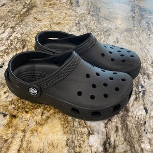 Girl’s size 2 crocs EUC- barely worn
